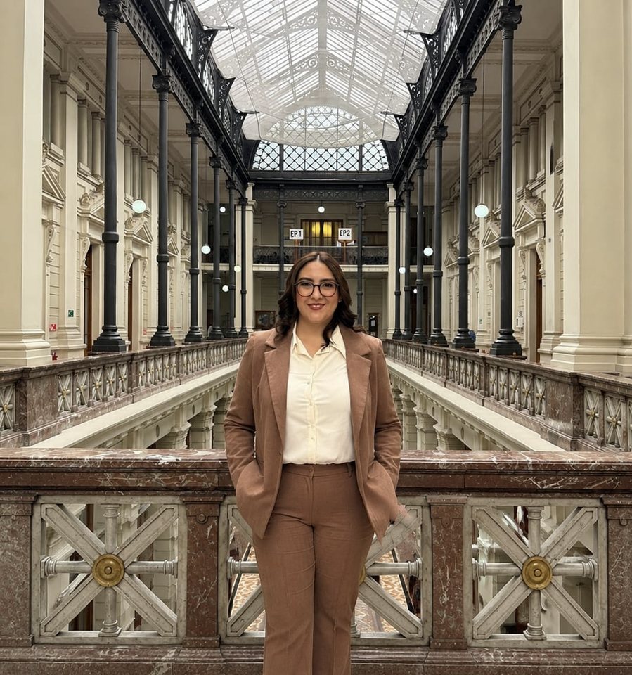 Retrato de Valentina Vásquez Fuentes en un edificio institucional.